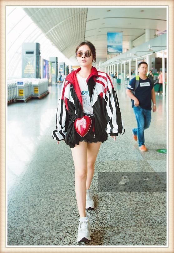 马思纯不走寻常路！穿热裤却配了件冲锋衣，网友：这效果我服！