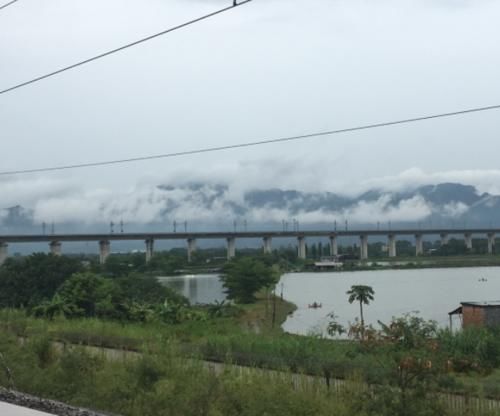  「高铁」国内“最近”的2个高铁站，距离不足500米，网友：有点