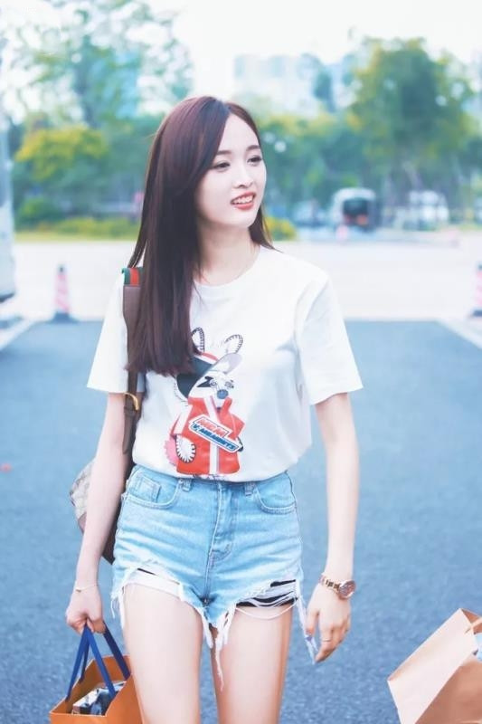 吴宣仪穿运动装面带微笑，充满活力，网友：气质真好！