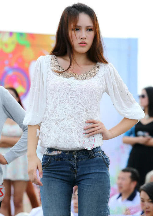 时尚模特评选，气质小姐姐紧身裤勾勒迷人曲线，不笑也倾城