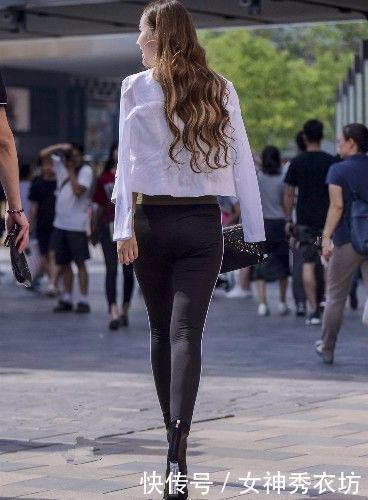 紧身裤美女，好身材让裤子显得紧绷？背心撑得比裤子还紧