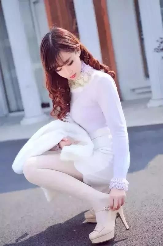 丝袜，一定要搭配高跟鞋吗？因为会很美呀！