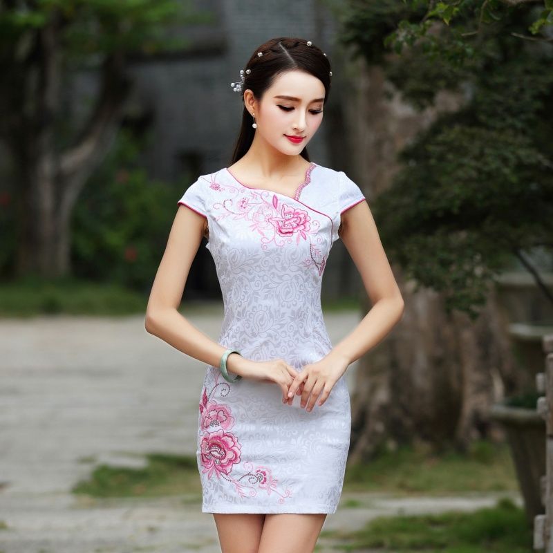 没有比旗袍更撩人的裙子了，洋气美嫩，惊艳群芳不是梦