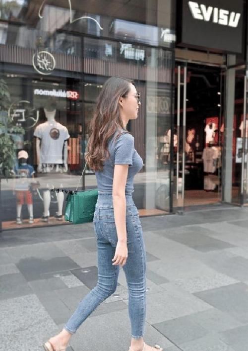  #舒适#牛仔裤随性大方魅力十足，让身姿充满魅力，富有美感让人心醉!