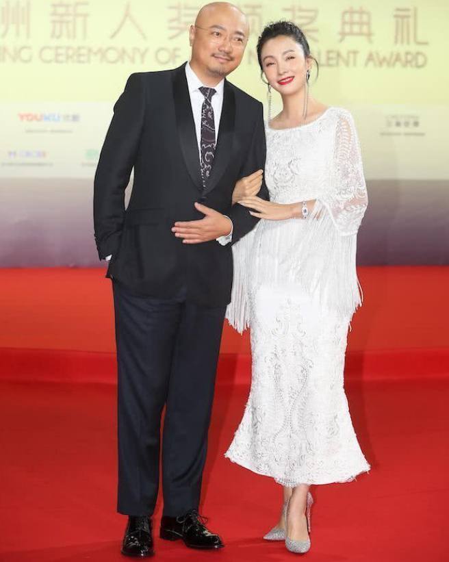 上海国际电影节红毯上，宋佳光彩夺目，艳压陶虹惊艳众人