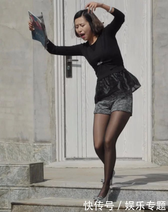 身穿黑色上衣搭配超短裤黑丝袜的小姐姐,当我要给她拍照的时候竟