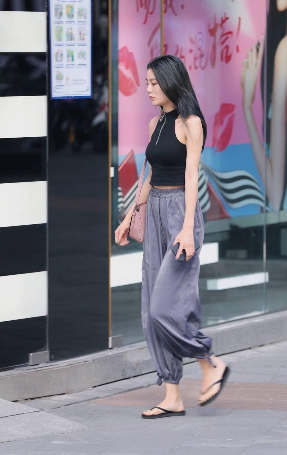 街拍:身材高挑美女,藏蓝色深V连衣裙,显瘦又透漏性感小心机!