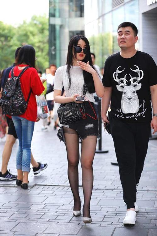 萝莉姐姐短裤配高跟鞋丝袜, 和男友当街秀恩爱