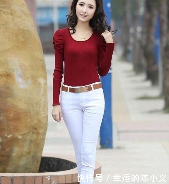 「阳光」身材很好的阳光女孩, 搭配塑型的牛仔裤, 魅力十足!