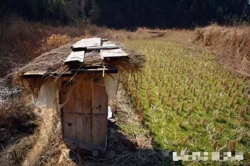  「村民们」山村家家户户建楼房，村民把农具“藏”山洞中，看看咋回事