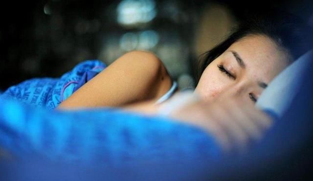 直击女大学生放弃安逸的银行工作，选择成为一名模特的真实生活