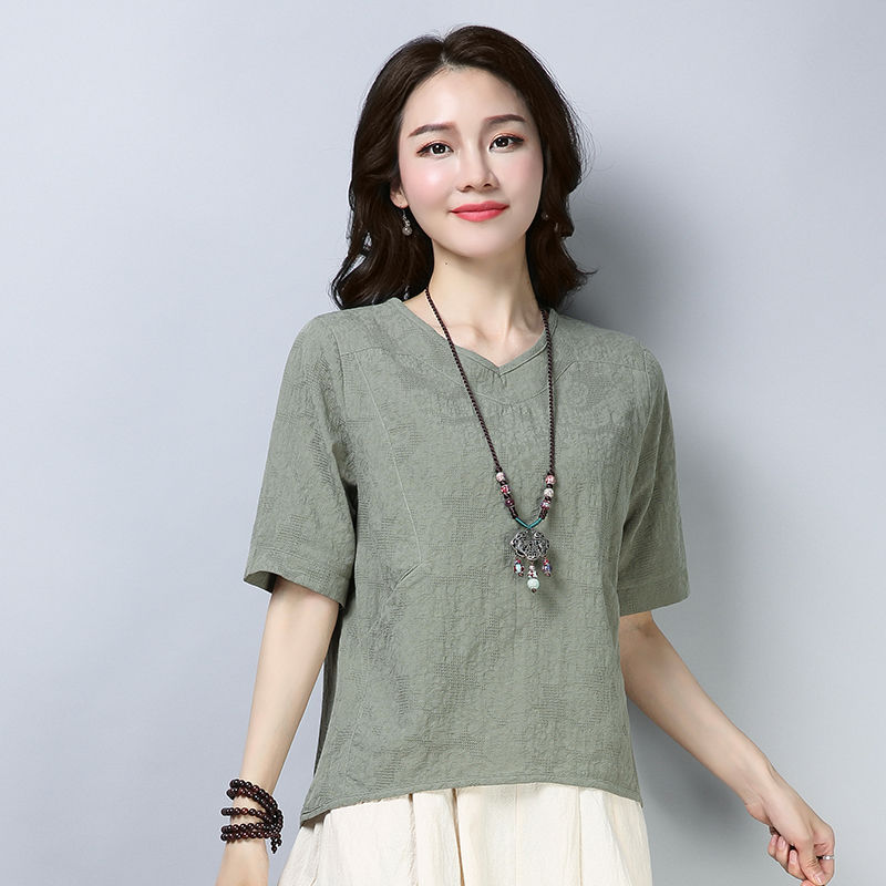 丰满的女人，要敢于展示自己，穿这样的洋气小衫，性感的不可方物