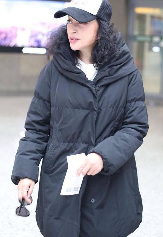 刘晓庆机场穿娃娃装狂扮嫩，然而看到她眼周细纹的我差点被吓哭！