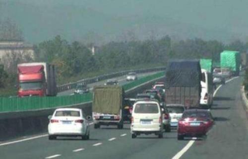 高速开车的“五大禁忌”，新手司机必须了解，别再闷着头自己开了