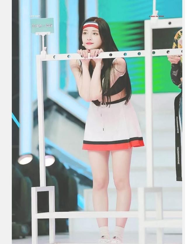 看了周洁琼的双腿，再看看关晓彤，才知道短粗腿和大长腿的差距