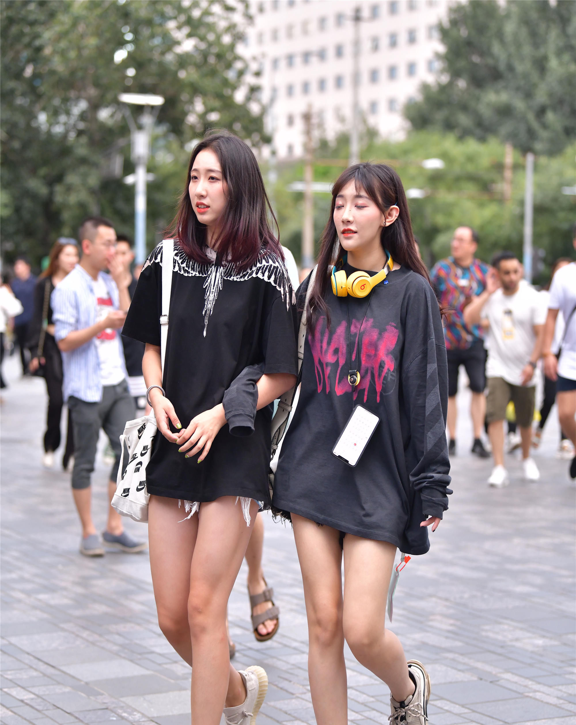 美女|美女搭配百褶裙,感觉年轻了10岁,网友:很符合她的气质!