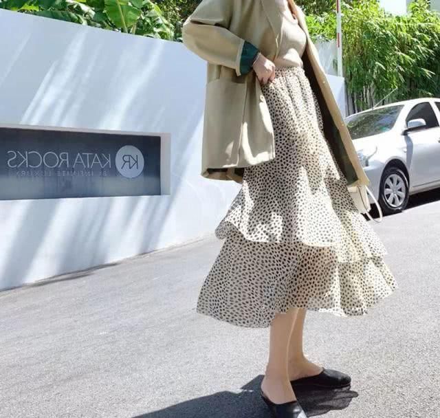  『半身裙』这才是今年主流的裙子，叫“蛋糕裙”，不吹，优雅减龄谁见谁夸美