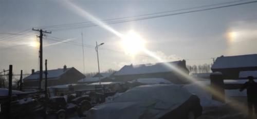  现象@三个太阳并排在空中