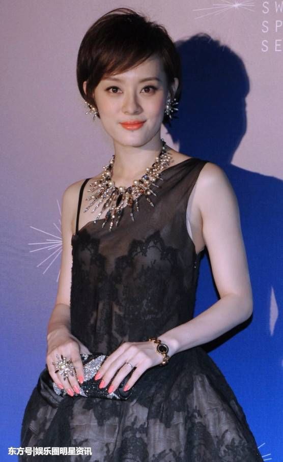 孙俪的短发配上连衣裙，娘娘的霸气全无，却意外的娇俏可人!