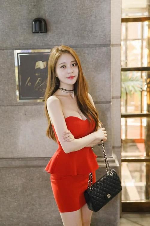 裹胸包臀裙：艳丽色彩衬托女性，肤白貌美光彩照人，让人眼前一亮