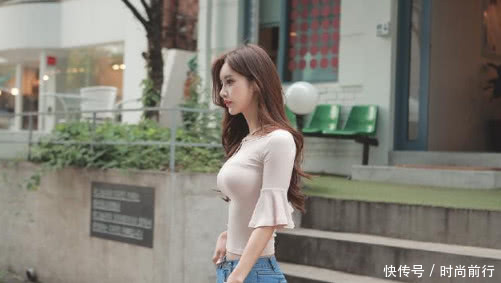 修身有型的打底裤美女，散发个性魅力，显得活泼有朝气！