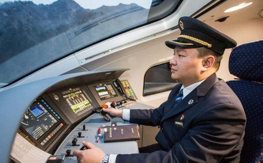 高铁司机为何每30秒就要踩一次踏板？为何有这样的规定？长见识了