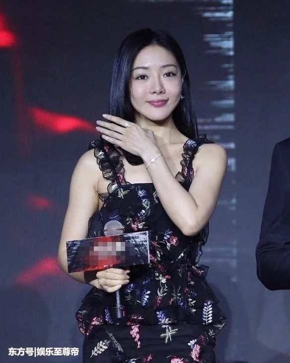 小姨妈太敢穿，拼接透视裙似乎是暴露了什么，“心机”不成蚀把米