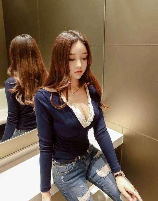 时尚穿搭紧身牛仔裤因其很好的修饰腿型作用，带来气场和优雅美感