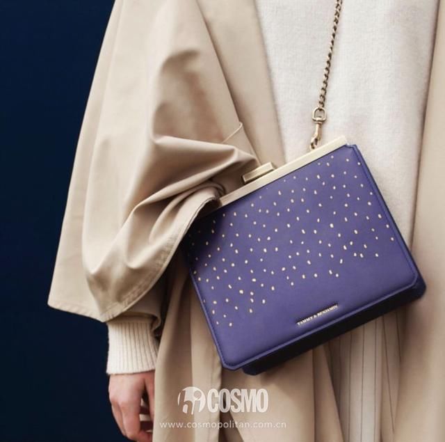 男朋友买了两个500块的包包送我，超开心!