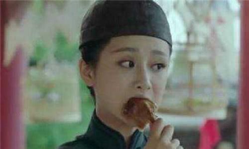 网友实名举报，说杨紫拍戏的时候假吃，难道一个鸡腿吃不下去吗?