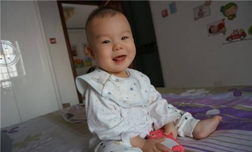  「孩子睡觉」辛苦带娃“累成狗”，育儿专家：读懂娃的这些“暗语”带娃不费劲