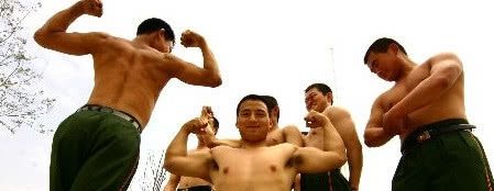 为何解放军没有美军肌肉大？美军是为了撩妹？网友：别骗我