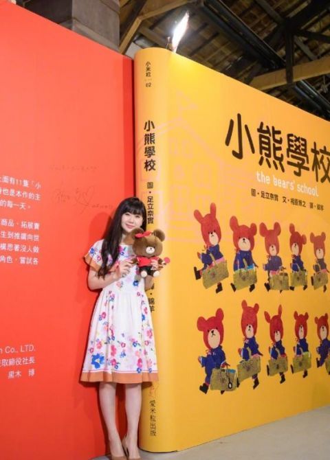 「宛若」被福原爱美到了!穿白色印花连衣裙亮相,齐刘海长发宛若18岁少女