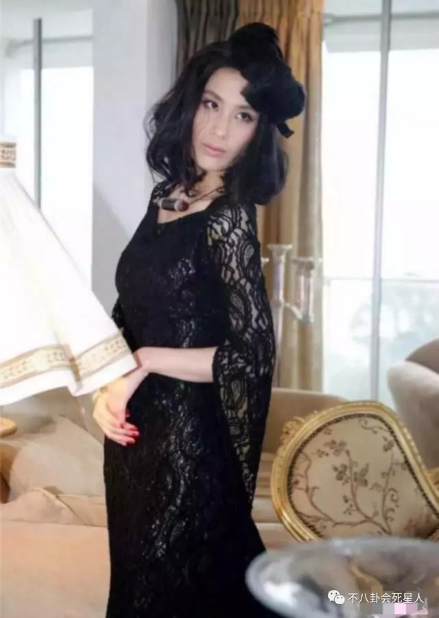 黄圣依虽身价不菲，但衣品却让人头疼，一半裤子一半裙子？