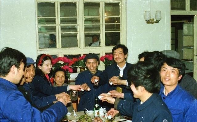 [婚礼]40年前的结婚仪式原来是这样的，摄影师王心钢收藏了这些宝贝
