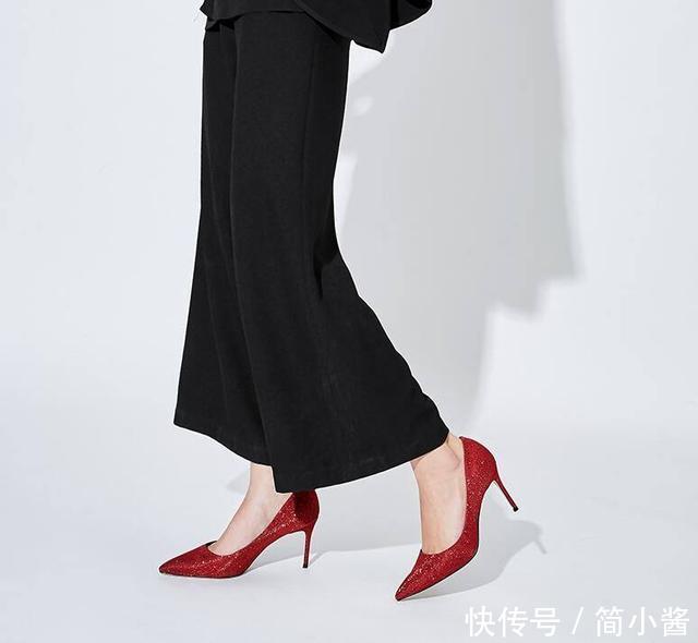一见倾心般的尖头高跟鞋，气质时尚显露精致女人味