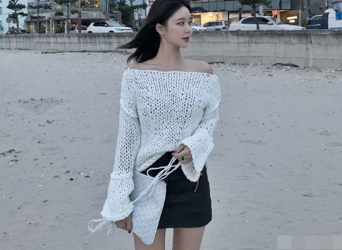 街拍：成熟清爽纯净靓丽的少女，火辣身材搭配时尚让人怦然心动!