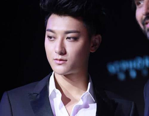 美瞳、眼线都hold不住了!美妆博主黄子韬胖了一圈还撞脸王思聪?