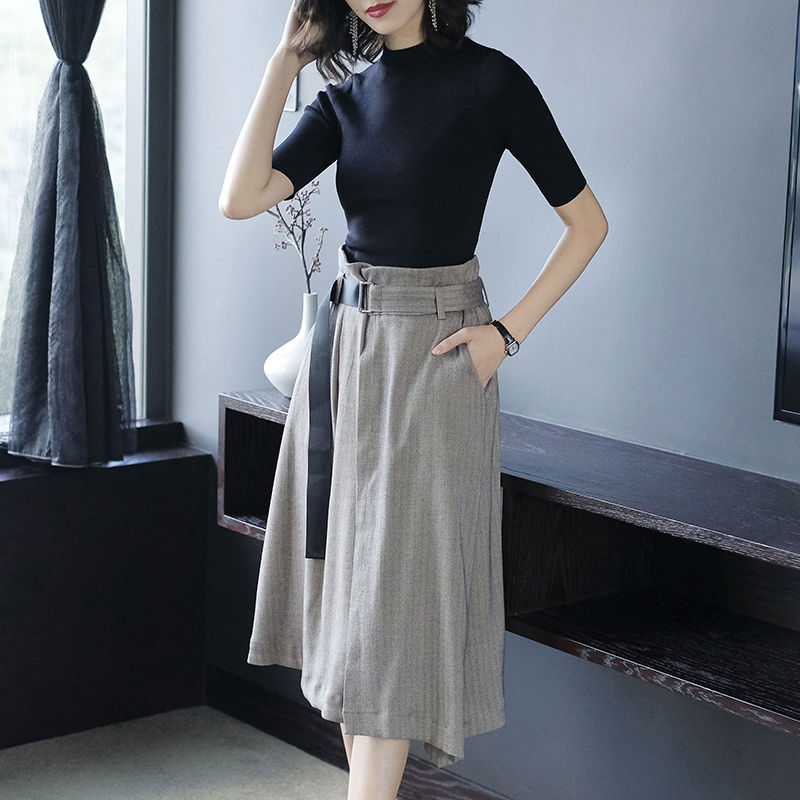 太时髦!难怪小姨不穿秋裙,穿这小衫配打底裤,年轻貌美特吸睛