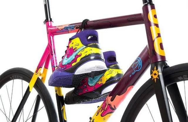  『竟然』德文·布克晒超帅 Kobe 球鞋！竟然还有配套竞速车！