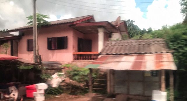 老挝中国旅行团车祸，14人死亡，实拍这里的公路路况到底有多差