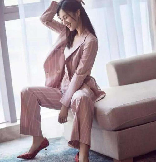 安悦溪穿玻璃鞋，腿软站不起来，找不到合适的姿势，走100米更是