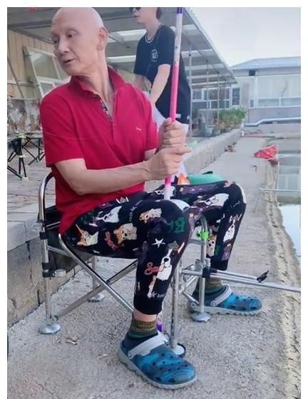  [光头]62岁实力派演员日常照曝光，目光疲倦身型削瘦，曾生病3个月掉光秀发