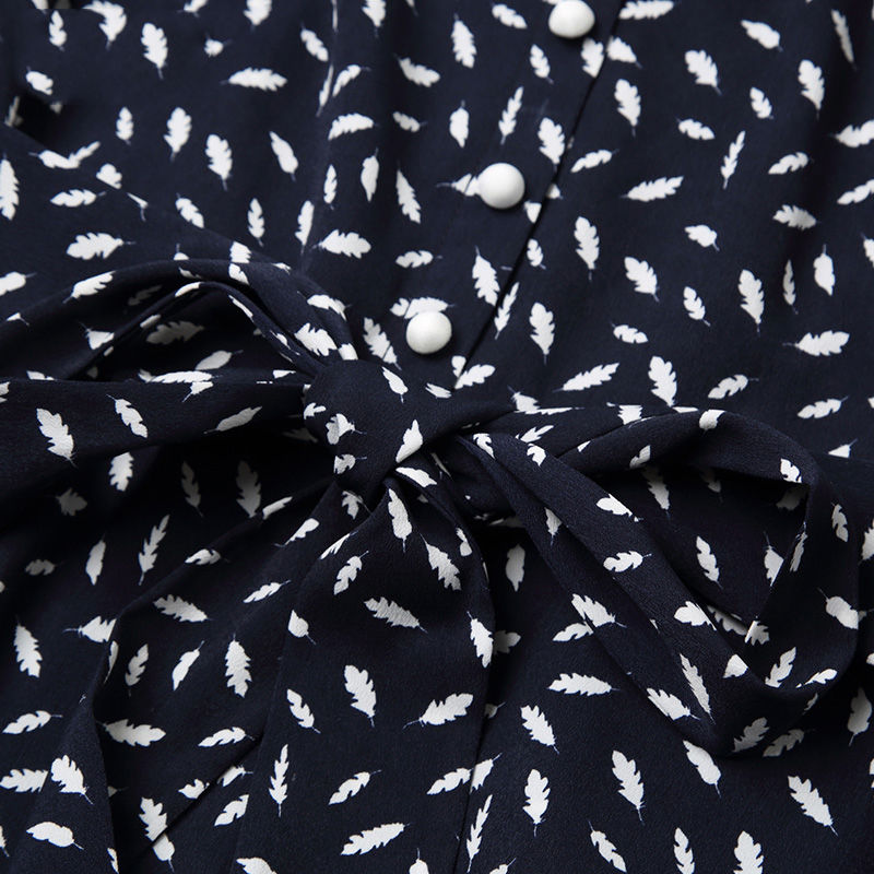 身材微胖的女人，少穿打底裤!瞧瞧下图女人，穿洋气秋裙，美嫩极