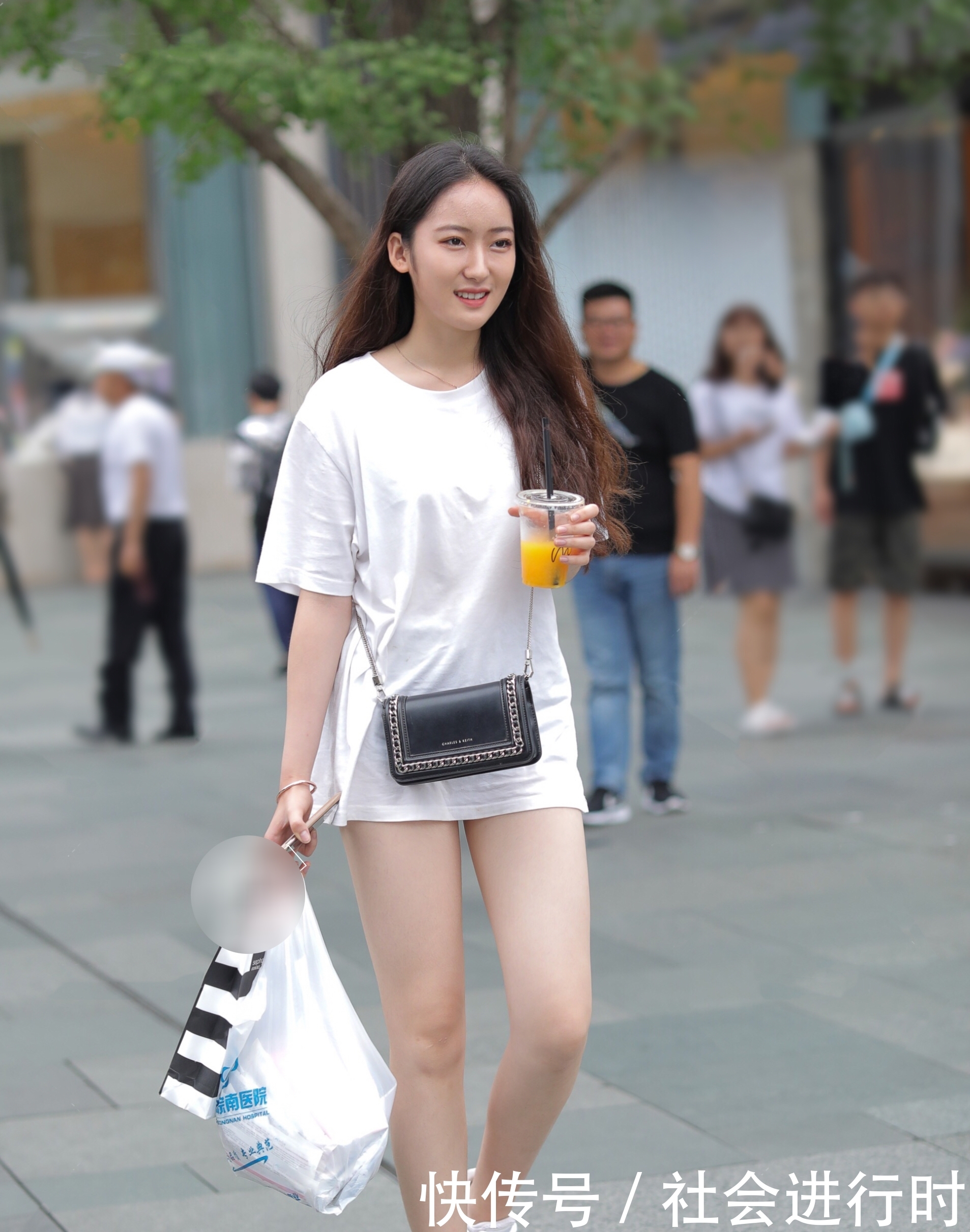  「宽松」不用复杂的穿搭，一件宽松T恤就够美了