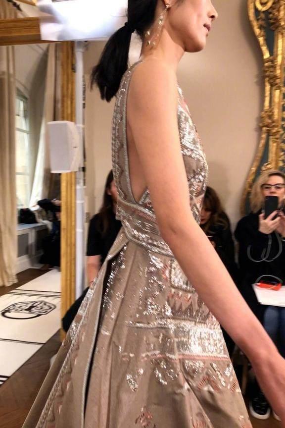 刘雯奚梦瑶现身时装周, 老奚除了腰粗腿胖, 腋下的副乳更引人注目