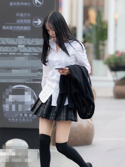  「女士」街拍：小姐姐黑色的女士西装西装的版型休闲不失美感，美极了