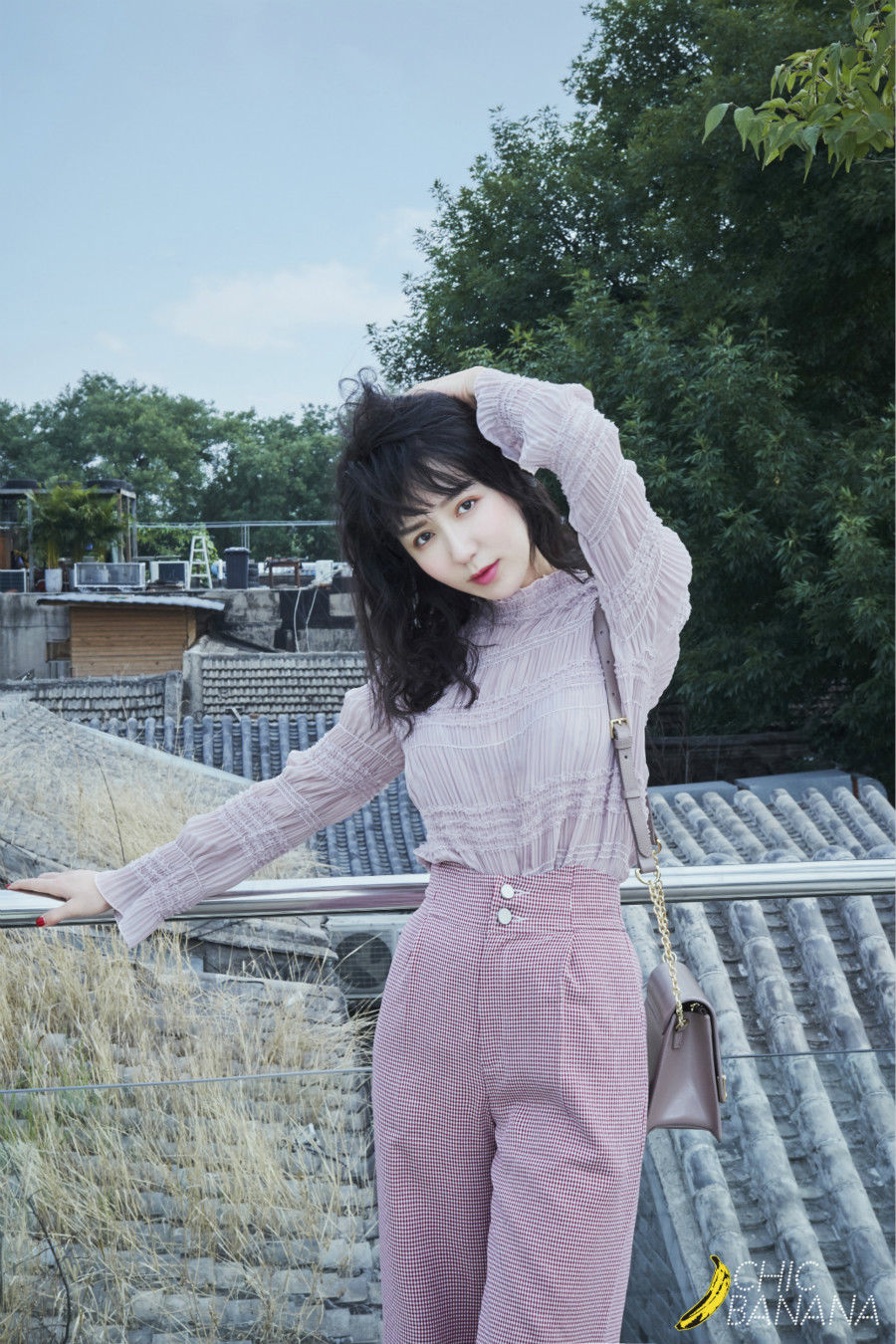 娄艺潇独家高清街拍大片海量出炉，眼神勾人