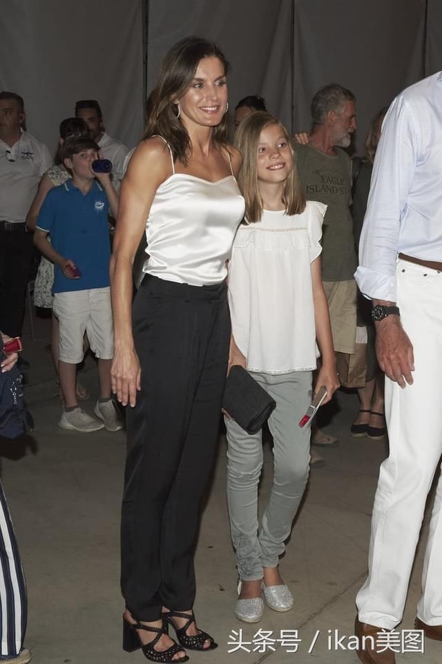 西班牙王后莱蒂齐亚90年代的时尚凉鞋,引爆时尚潮流