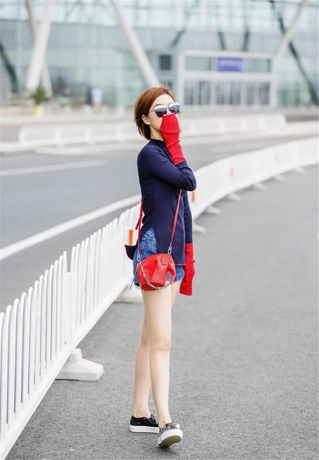 袁姗姗太猛了！穿了条别人不敢穿的短裙出门，网友：白给我都不要